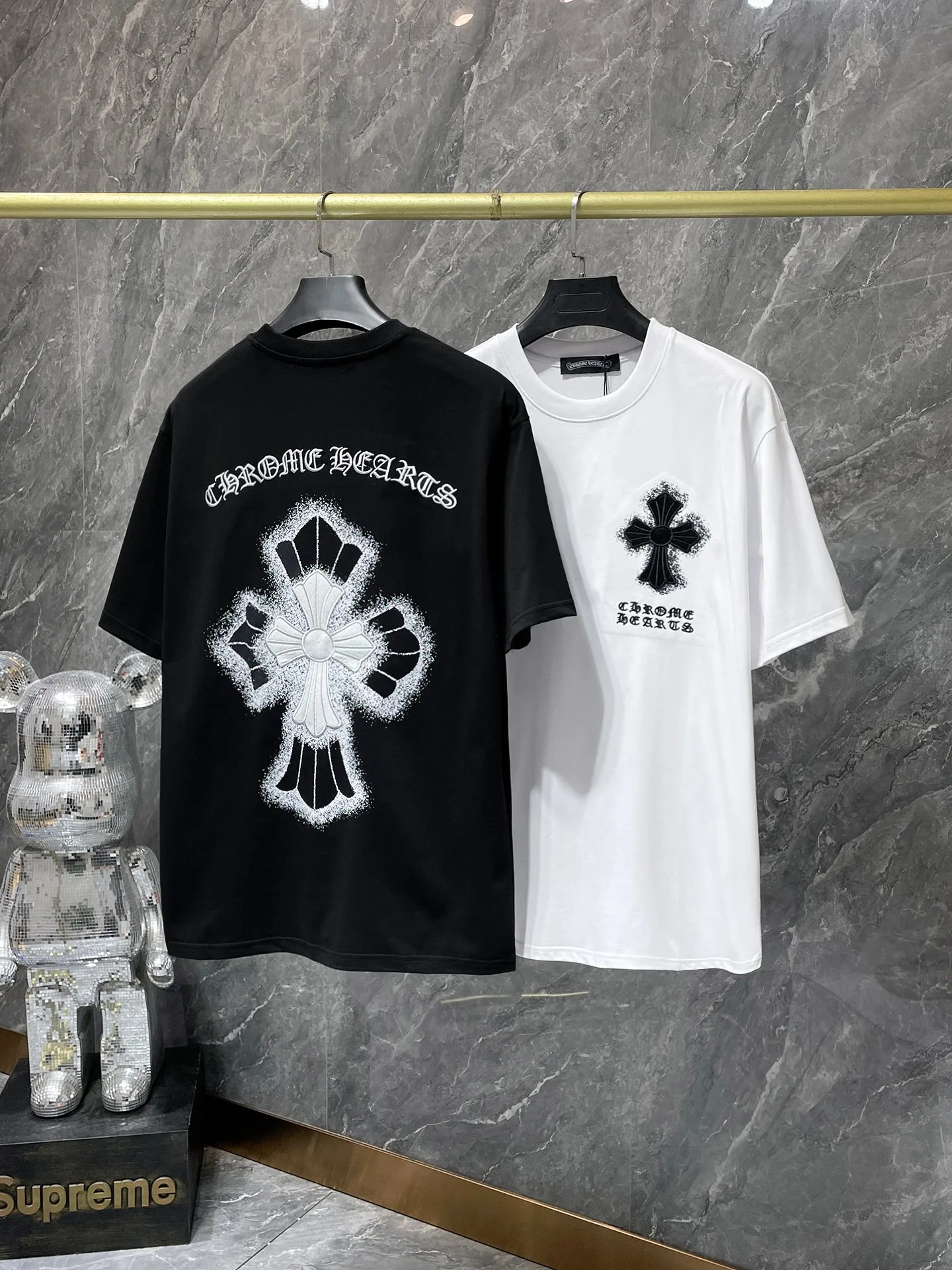 P154 New Chrome Hearts 25ss for summer. High-weight, environmentally friendly and high-quality top-grade fabric. 260g~270g. Croma embroidery, Sanskrit cross and spray-printed short sleeves. Counter synchronization. 1:1 replica version. Recommended color: black. White. Size: S, M, L, XL.